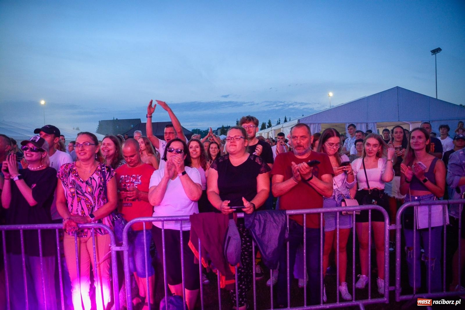 Zdjęcie w galerii na portalu naszraciborz.pl: Tak się bawią Krzyżanowice. Tłum na koncercie Video [FOTO i WIDEO] wiadomości z regionu