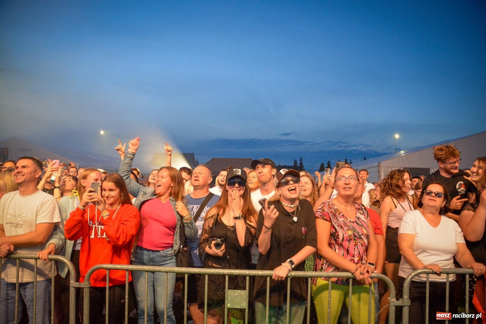 Zdjęcie w galerii na portalu naszraciborz.pl: Tak się bawią Krzyżanowice. Tłum na koncercie Video [FOTO i WIDEO] wiadomości z regionu