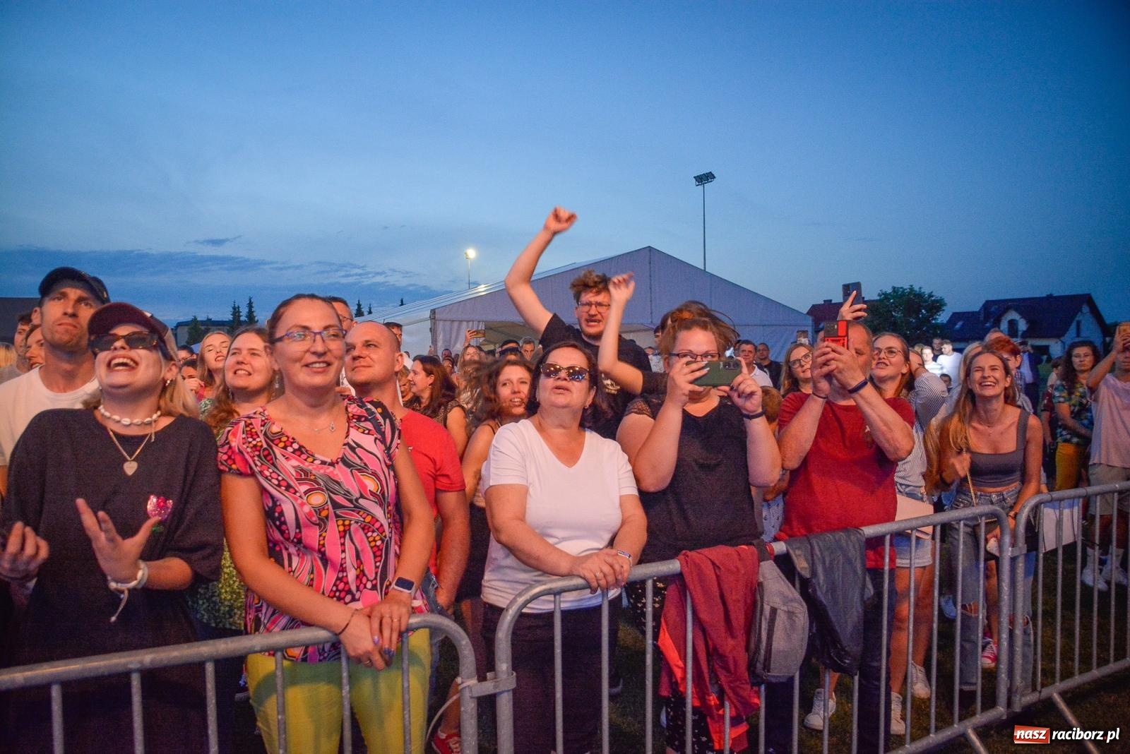 Zdjęcie w galerii na portalu naszraciborz.pl: Tak się bawią Krzyżanowice. Tłum na koncercie Video [FOTO i WIDEO] wiadomości z regionu