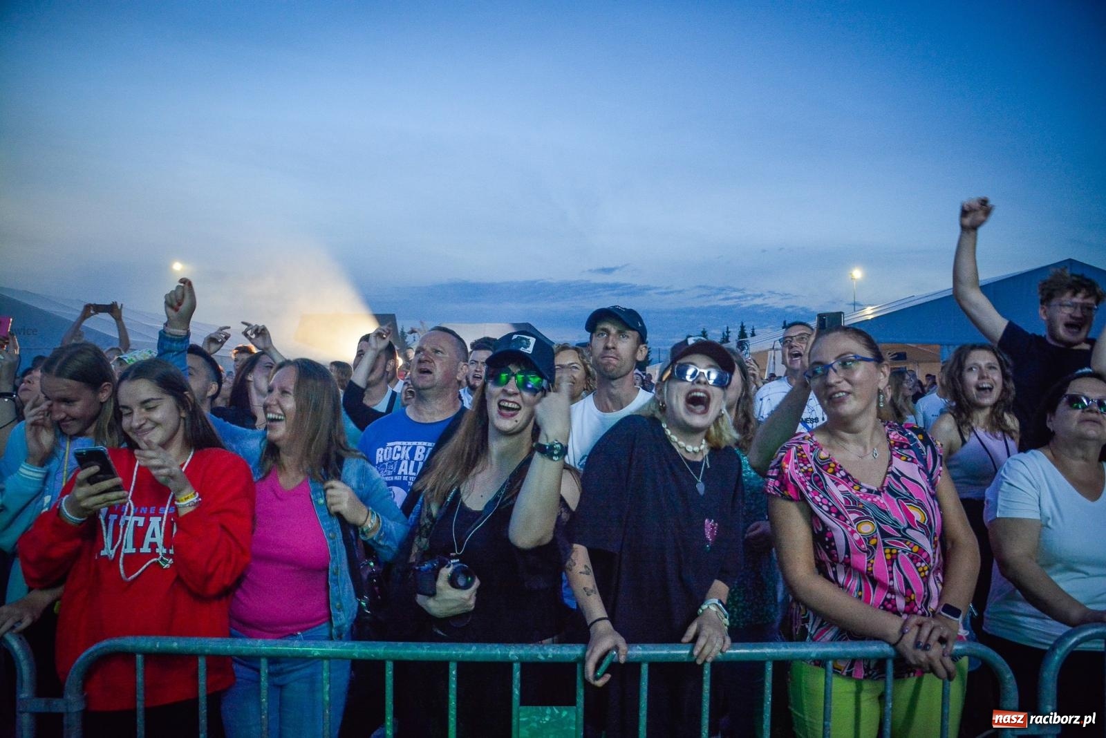 Zdjęcie w galerii na portalu naszraciborz.pl: Tak się bawią Krzyżanowice. Tłum na koncercie Video [FOTO i WIDEO] wiadomości z regionu