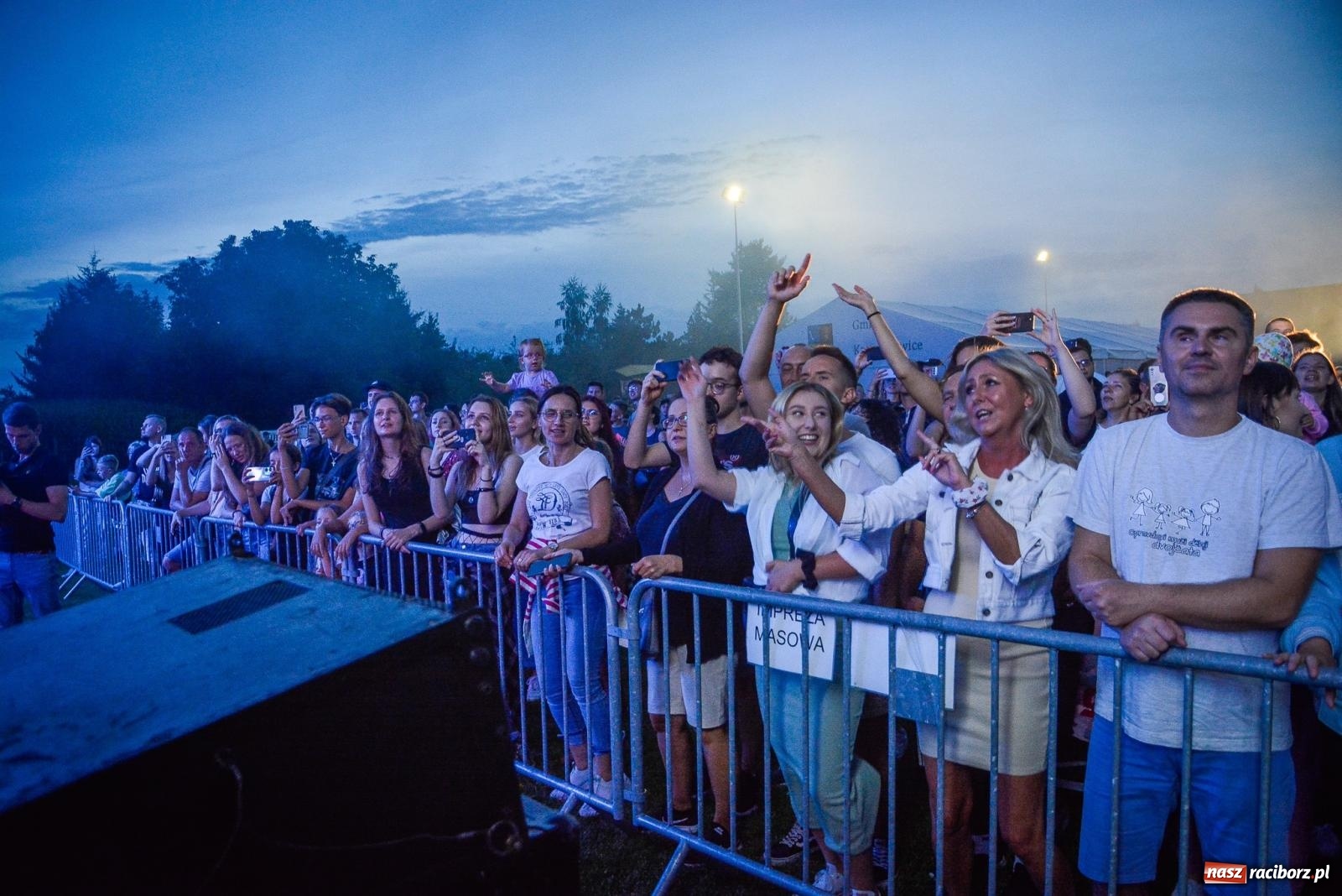 Zdjęcie w galerii na portalu naszraciborz.pl: Tak się bawią Krzyżanowice. Tłum na koncercie Video [FOTO i WIDEO] wiadomości z regionu