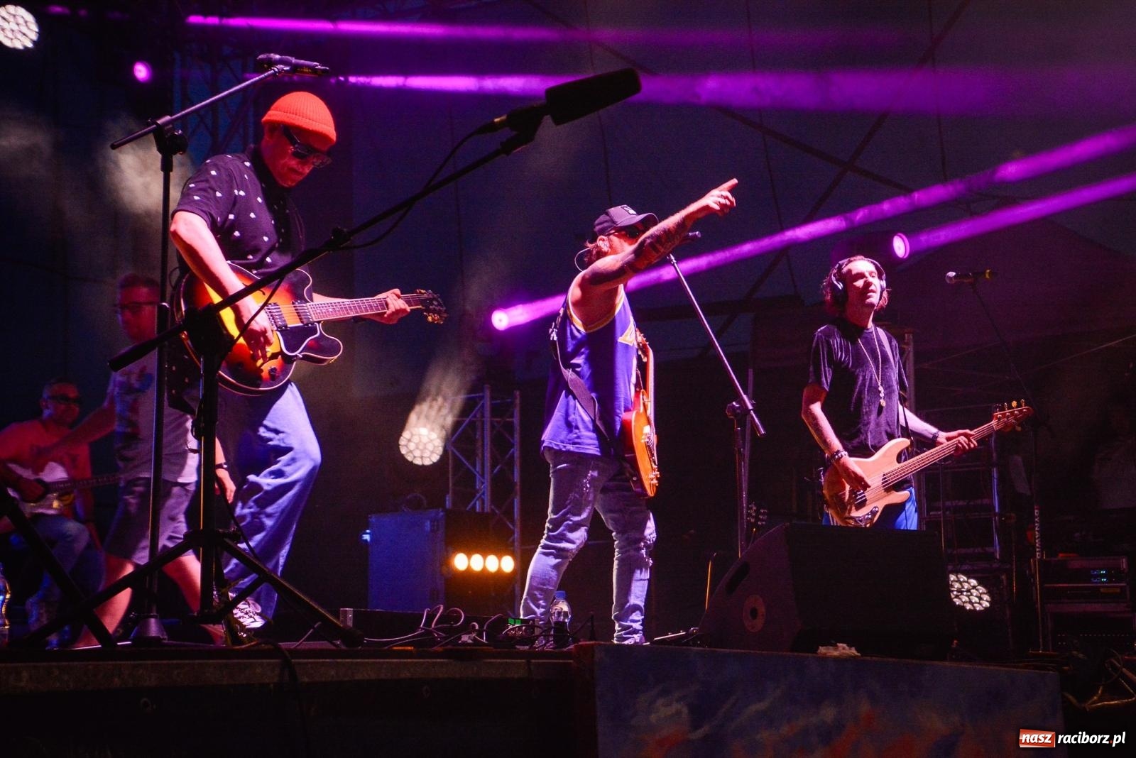 Zdjęcie w galerii na portalu naszraciborz.pl: Tak się bawią Krzyżanowice. Tłum na koncercie Video [FOTO i WIDEO] wiadomości z regionu