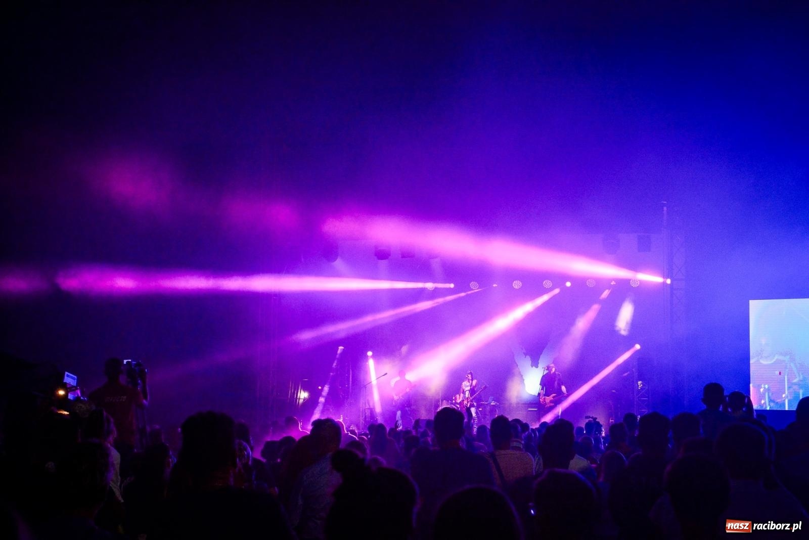 Zdjęcie w galerii na portalu naszraciborz.pl: Tak się bawią Krzyżanowice. Tłum na koncercie Video [FOTO i WIDEO] wiadomości z regionu