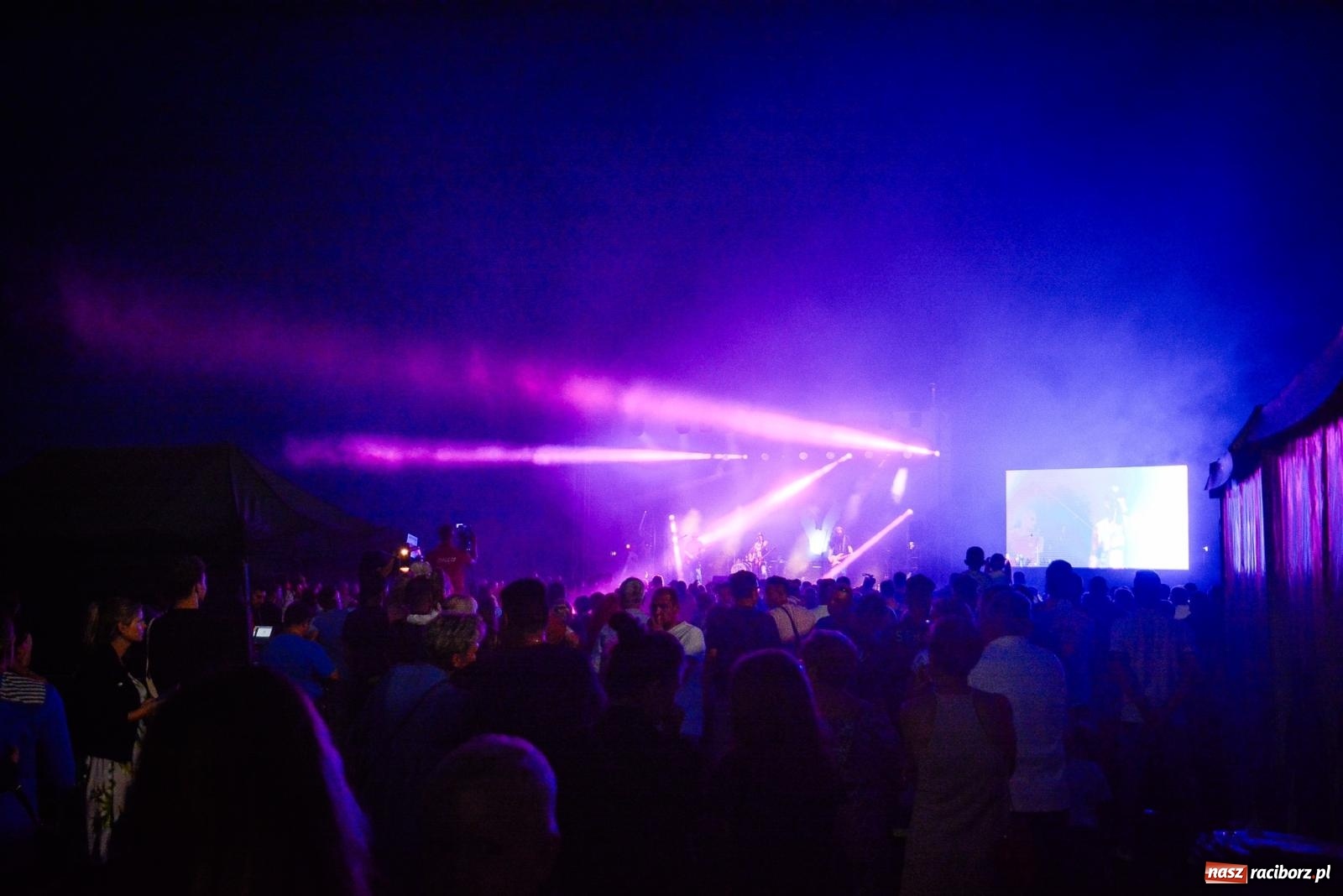 Zdjęcie w galerii na portalu naszraciborz.pl: Tak się bawią Krzyżanowice. Tłum na koncercie Video [FOTO i WIDEO] wiadomości z regionu