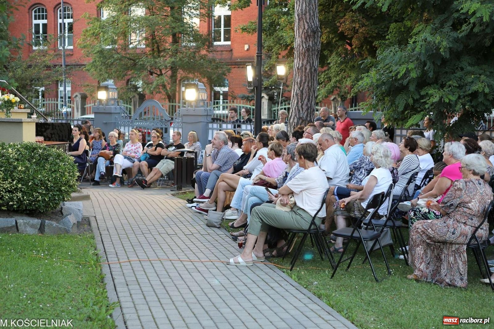 Zdjęcie w galerii na portalu naszraciborz.pl: Bóg mordu. Letni Teatr na Schodach przy Kasprowicza wiadomości z regionu
