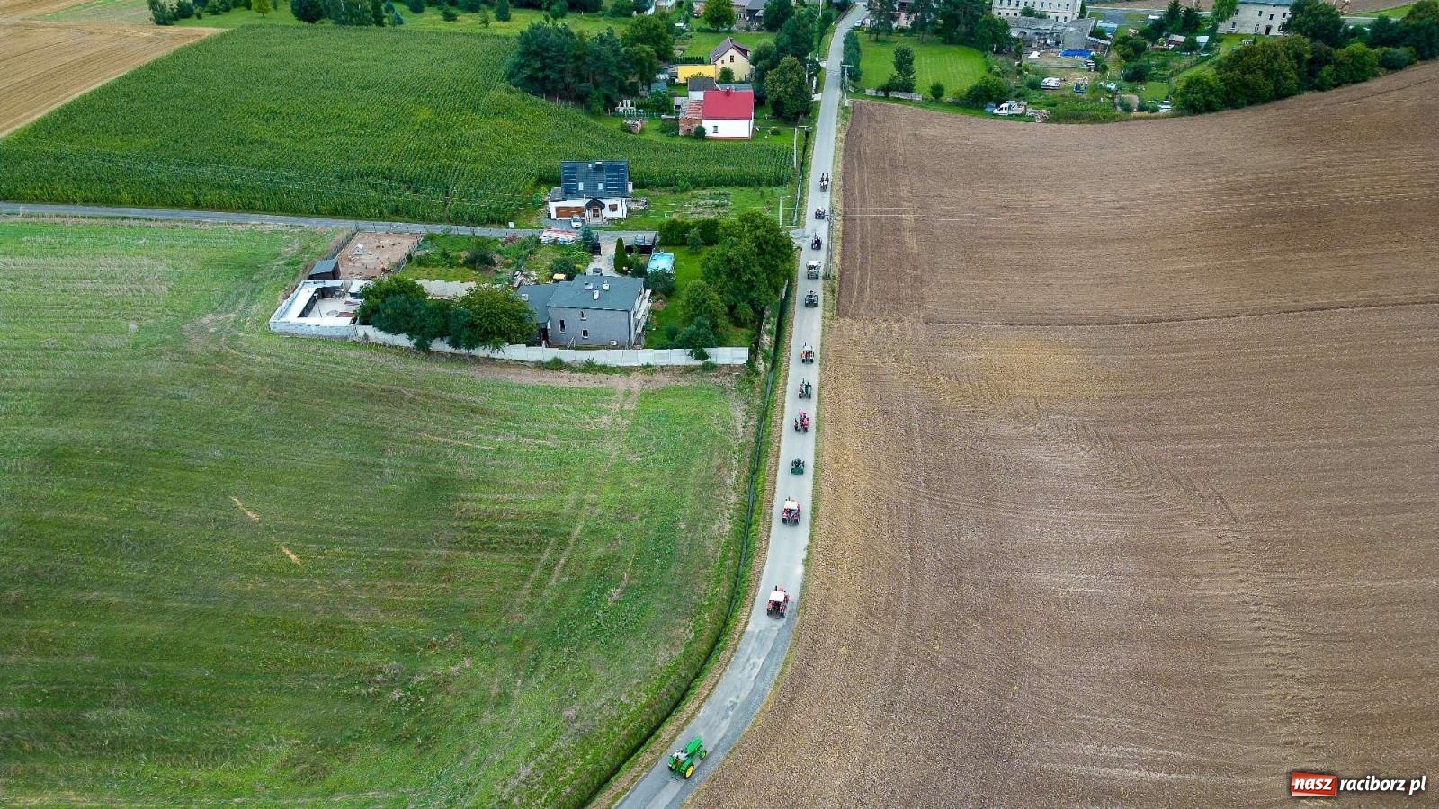 Zdjęcie w galerii na portalu naszraciborz.pl: Krowiarki Ciapek Racing 3. Parada traktorów wiadomości z regionu