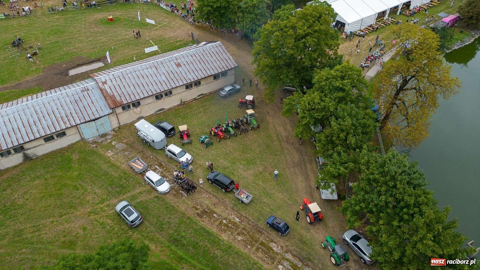 Zdjęcie w galerii na portalu naszraciborz.pl: Krowiarki Ciapek Racing 3. Parada traktorów wiadomości z regionu