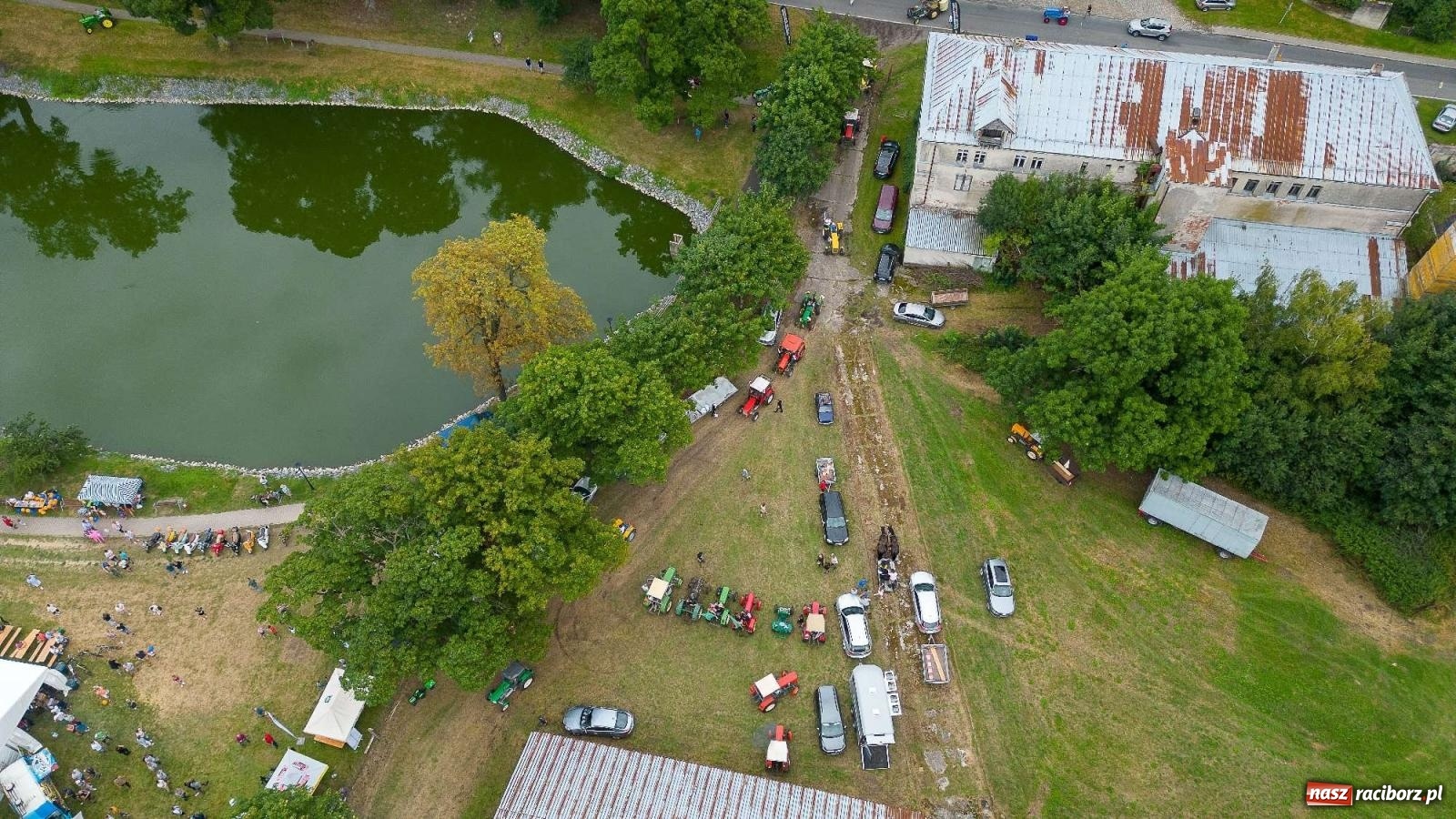 Zdjęcie w galerii na portalu naszraciborz.pl: Krowiarki Ciapek Racing 3. Parada traktorów wiadomości z regionu