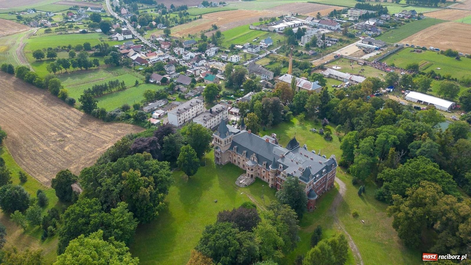 Zdjęcie w galerii na portalu naszraciborz.pl: Krowiarki Ciapek Racing 3. Parada traktorów wiadomości z regionu