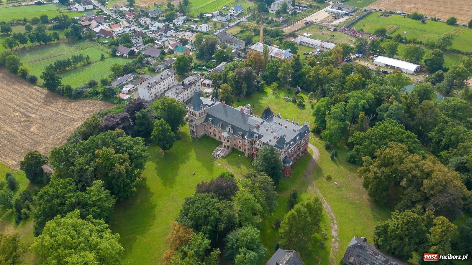 Zdjęcie w galerii na portalu naszraciborz.pl: Krowiarki Ciapek Racing 3. Parada traktorów wiadomości z regionu