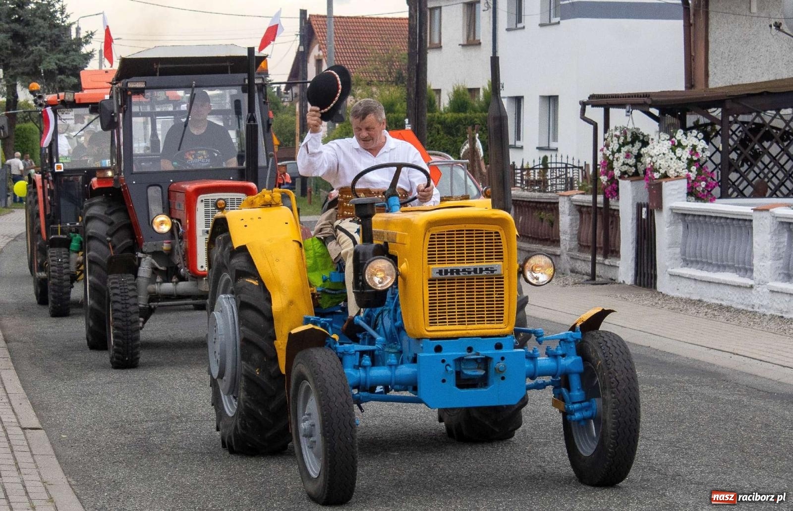 Zdjęcie w galerii na portalu naszraciborz.pl: Krowiarki Ciapek Racing 3. Parada traktorów wiadomości z regionu