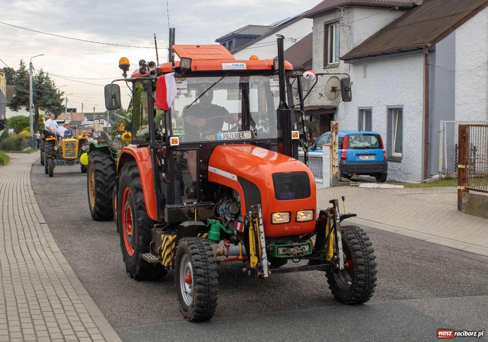 Zdjęcie w galerii na portalu naszraciborz.pl: Krowiarki Ciapek Racing 3. Parada traktorów wiadomości z regionu