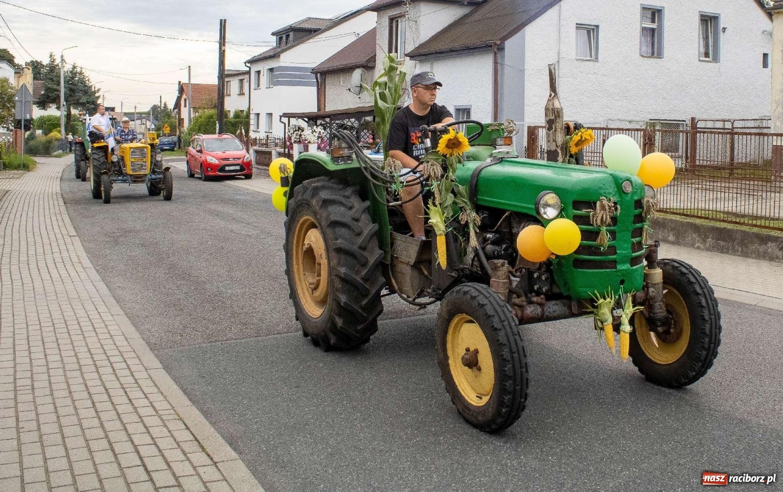 Zdjęcie w galerii na portalu naszraciborz.pl: Krowiarki Ciapek Racing 3. Parada traktorów wiadomości z regionu