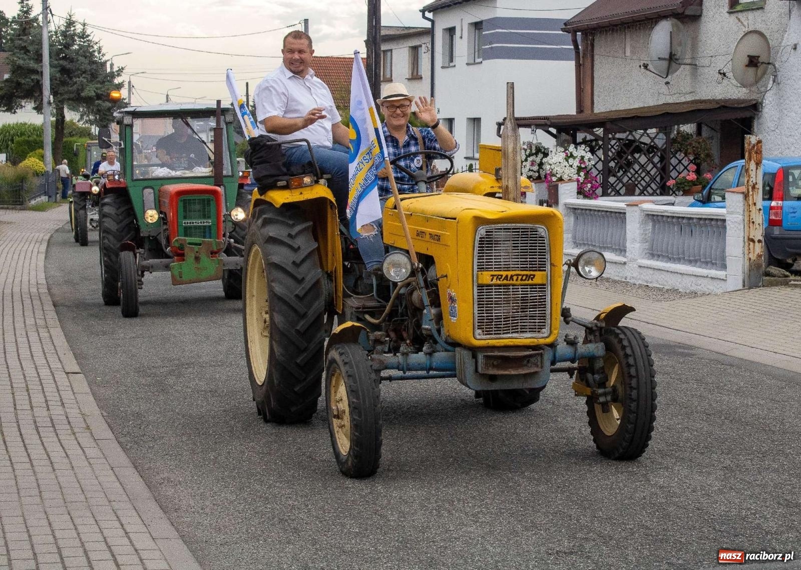 Zdjęcie w galerii na portalu naszraciborz.pl: Krowiarki Ciapek Racing 3. Parada traktorów wiadomości z regionu