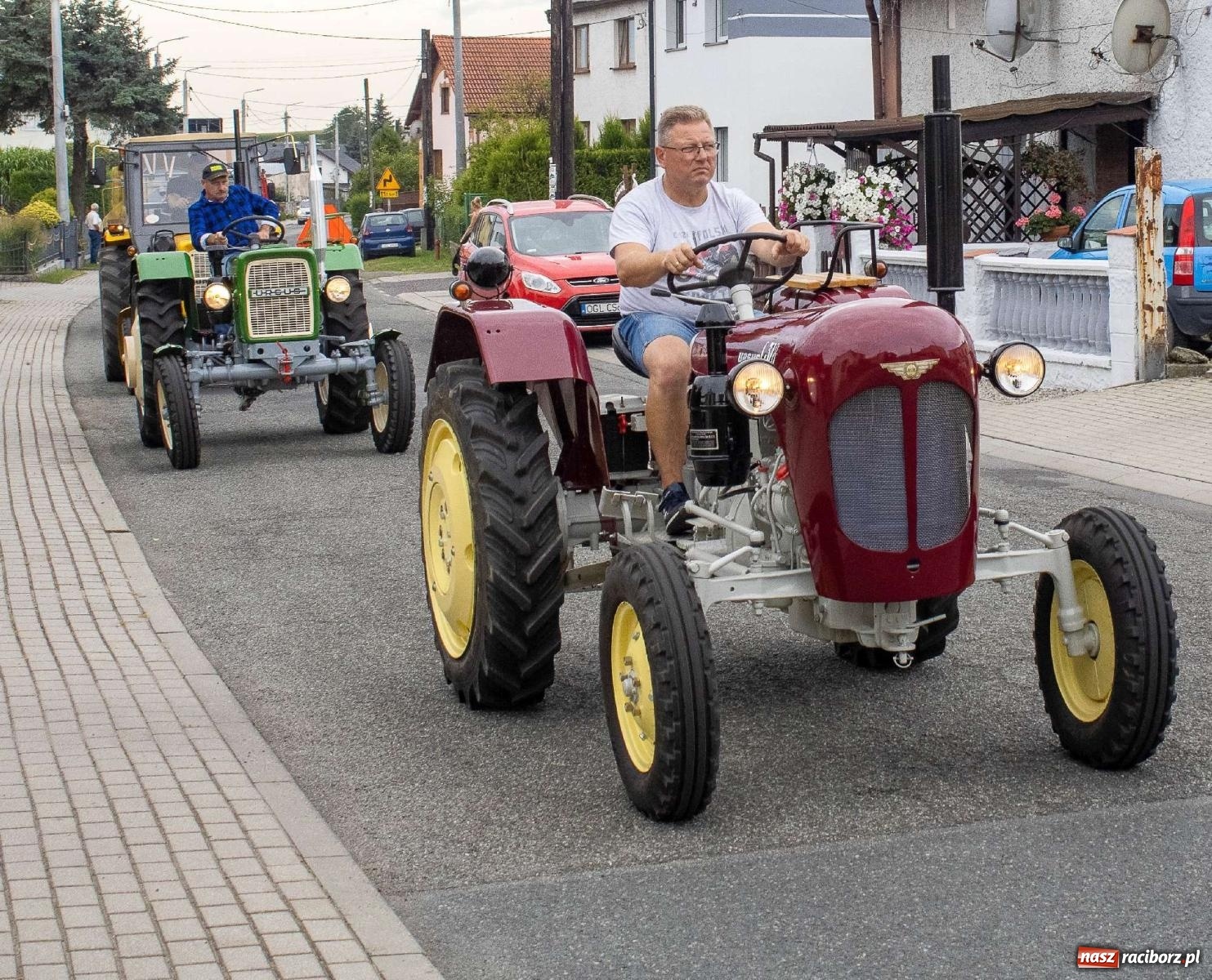 Zdjęcie w galerii na portalu naszraciborz.pl: Krowiarki Ciapek Racing 3. Parada traktorów wiadomości z regionu