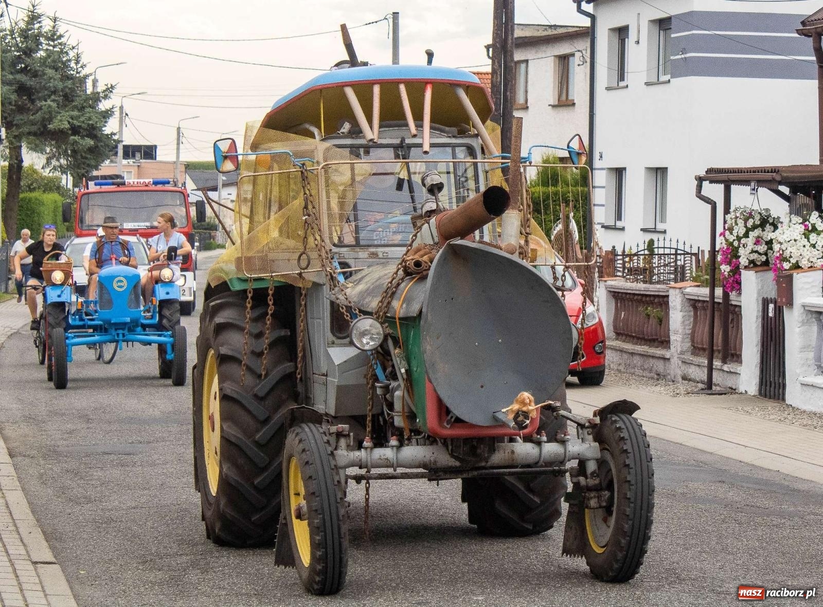 Zdjęcie w galerii na portalu naszraciborz.pl: Krowiarki Ciapek Racing 3. Parada traktorów wiadomości z regionu
