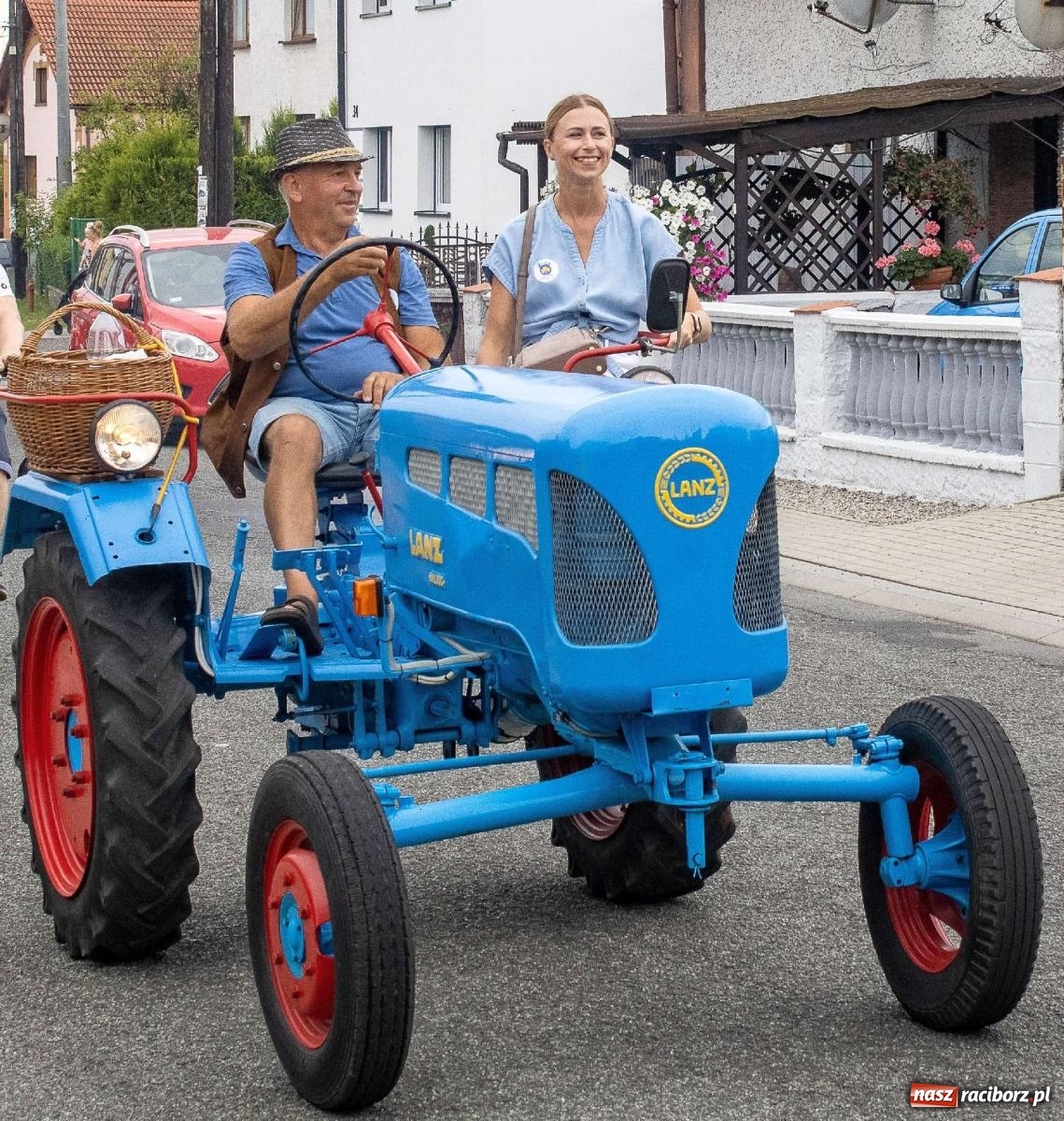 Zdjęcie w galerii na portalu naszraciborz.pl: Krowiarki Ciapek Racing 3. Parada traktorów wiadomości z regionu