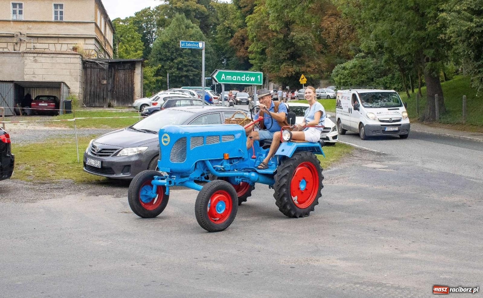 Zdjęcie w galerii na portalu naszraciborz.pl: Krowiarki Ciapek Racing 3. Parada traktorów wiadomości z regionu