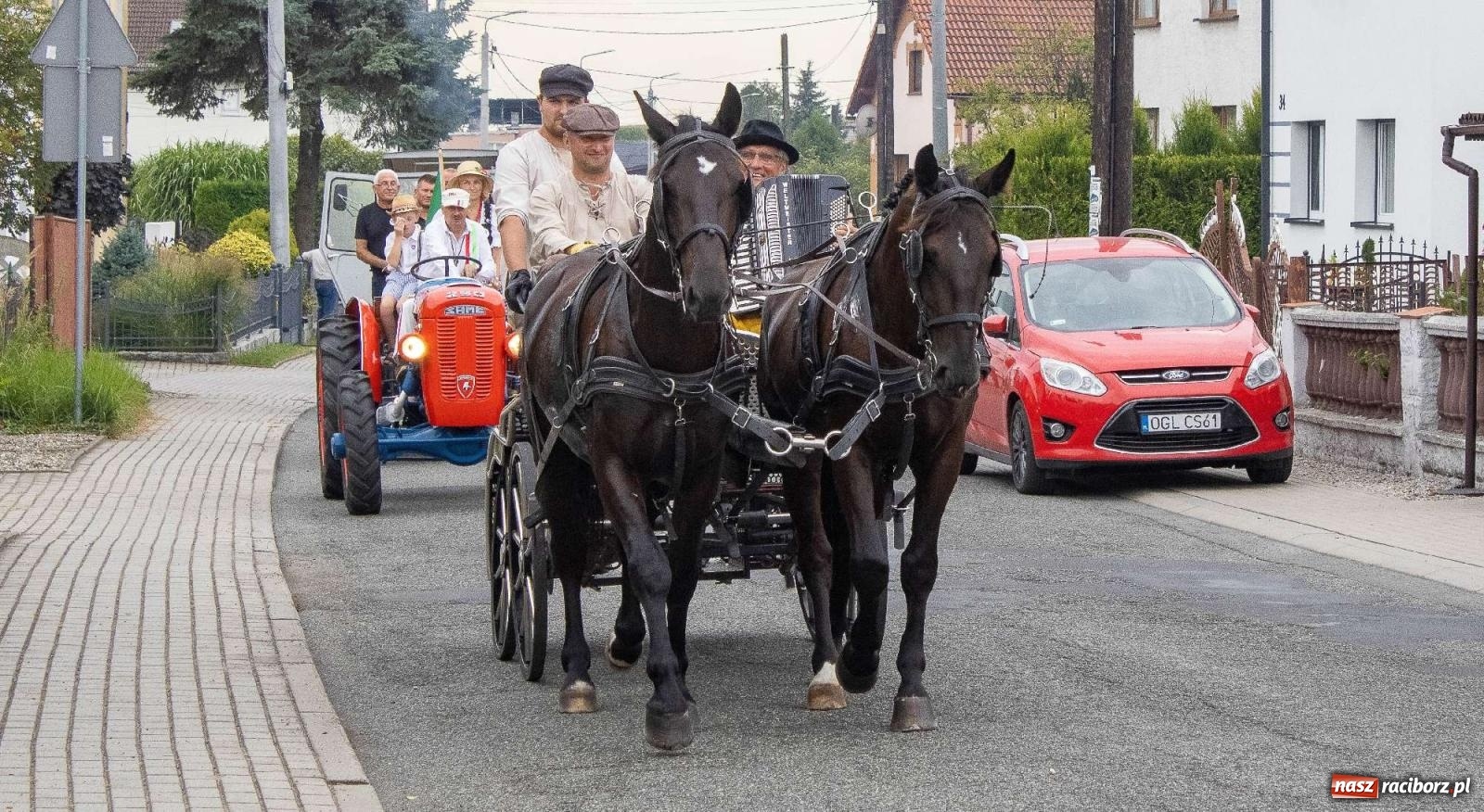 Zdjęcie w galerii na portalu naszraciborz.pl: Krowiarki Ciapek Racing 3. Parada traktorów wiadomości z regionu