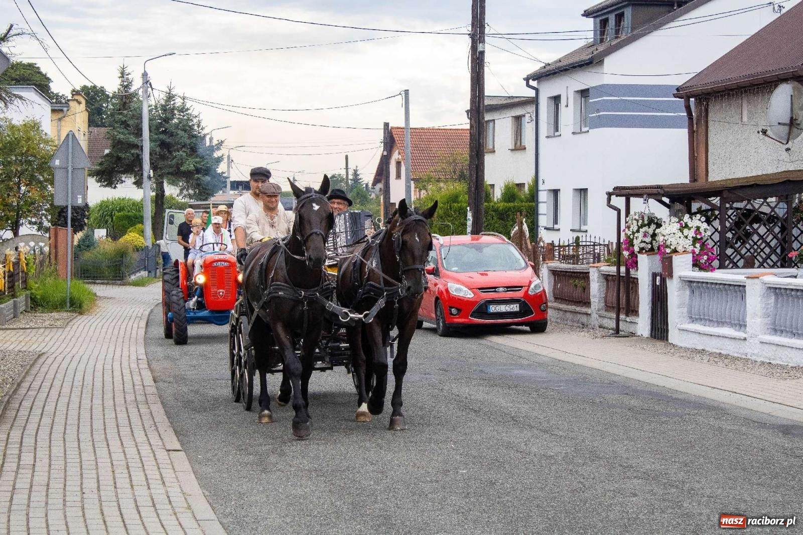 Zdjęcie w galerii na portalu naszraciborz.pl: Krowiarki Ciapek Racing 3. Parada traktorów wiadomości z regionu