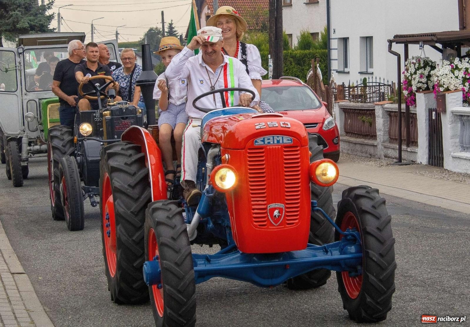 Zdjęcie w galerii na portalu naszraciborz.pl: Krowiarki Ciapek Racing 3. Parada traktorów wiadomości z regionu