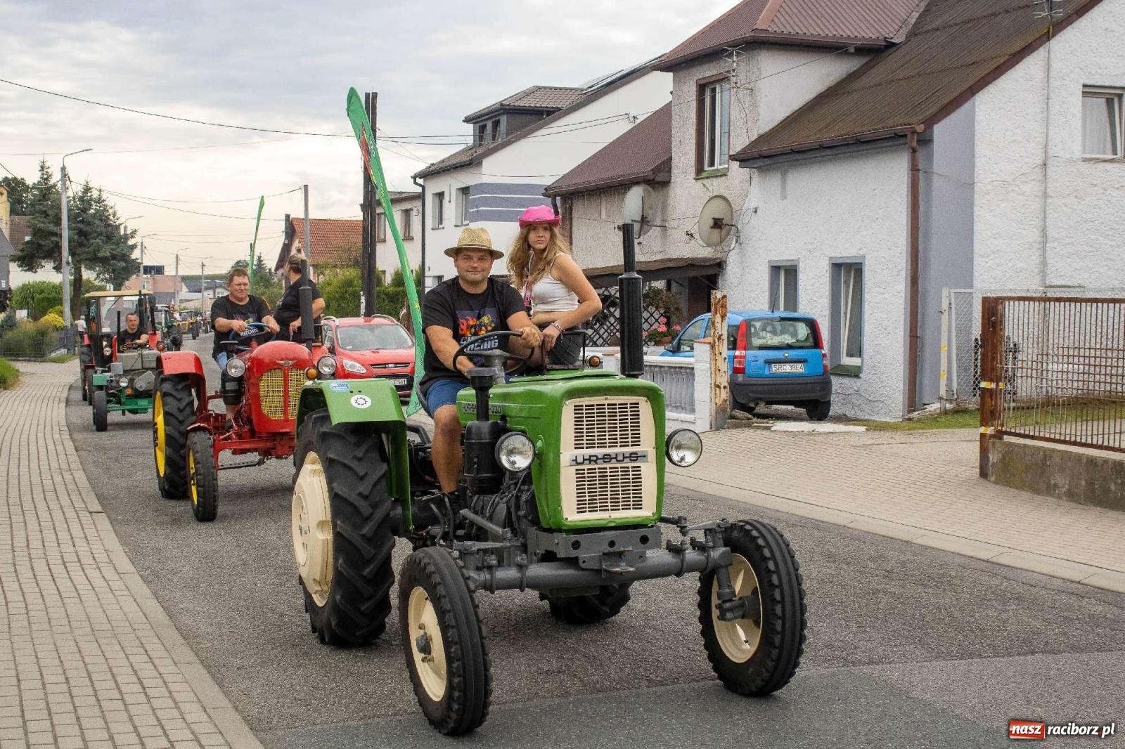 Zdjęcie w galerii na portalu naszraciborz.pl: Krowiarki Ciapek Racing 3. Parada traktorów wiadomości z regionu