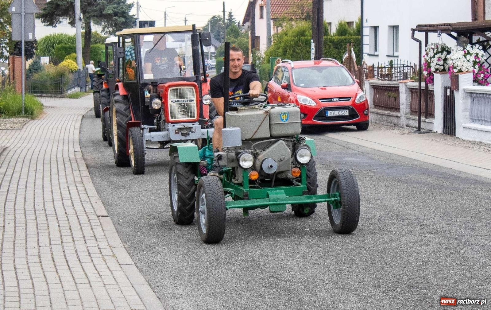 Zdjęcie w galerii na portalu naszraciborz.pl: Krowiarki Ciapek Racing 3. Parada traktorów wiadomości z regionu