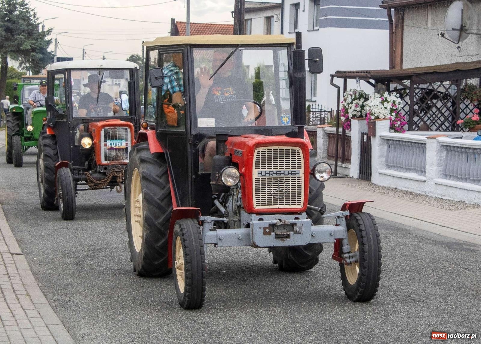 Zdjęcie w galerii na portalu naszraciborz.pl: Krowiarki Ciapek Racing 3. Parada traktorów wiadomości z regionu
