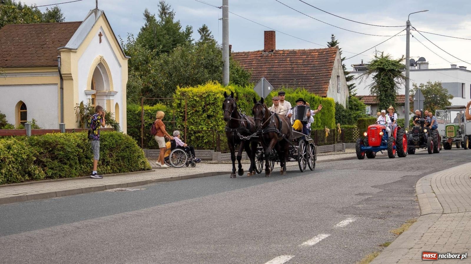 Zdjęcie w galerii na portalu naszraciborz.pl: Krowiarki Ciapek Racing 3. Parada traktorów wiadomości z regionu