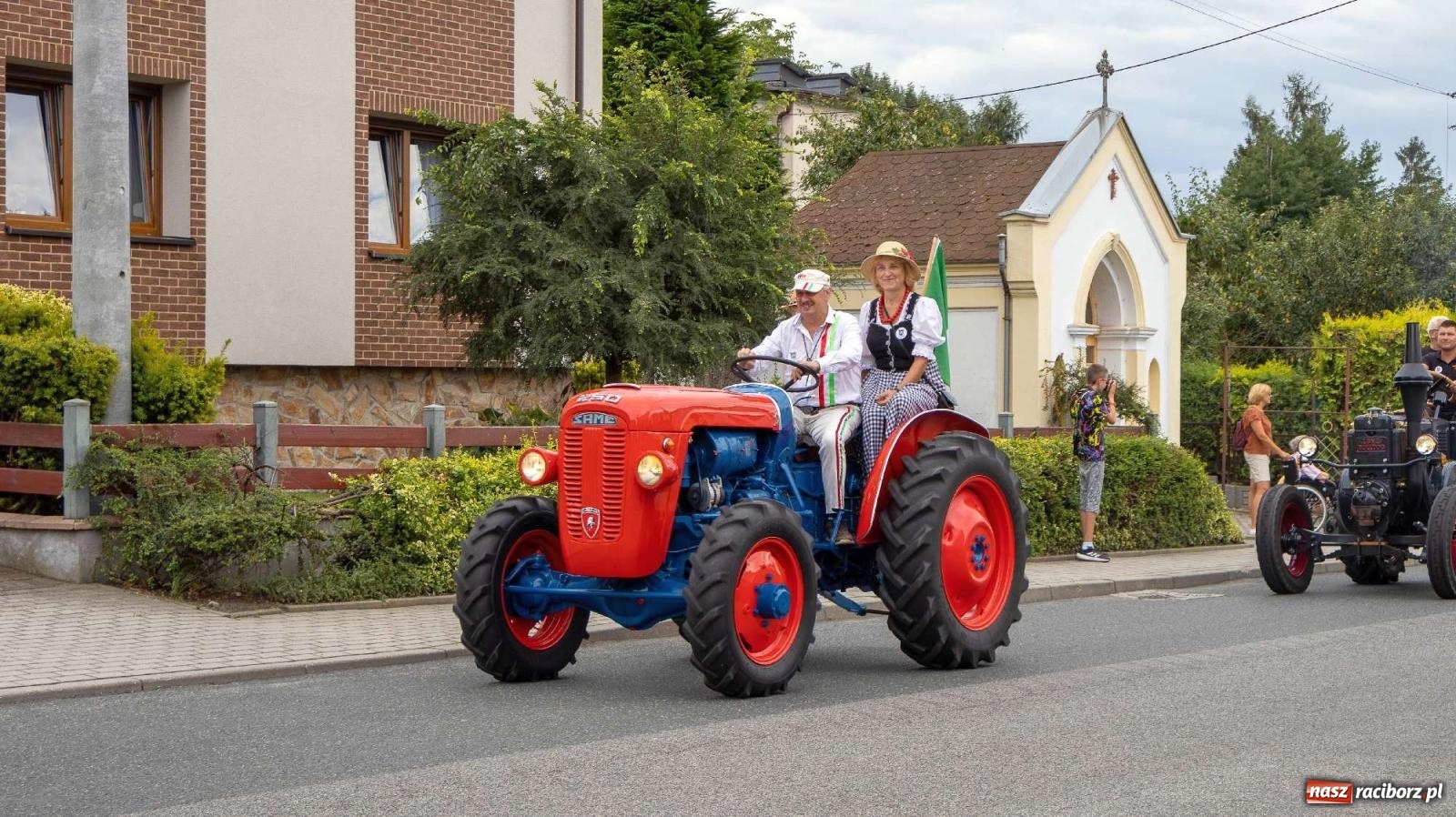 Zdjęcie w galerii na portalu naszraciborz.pl: Krowiarki Ciapek Racing 3. Parada traktorów wiadomości z regionu