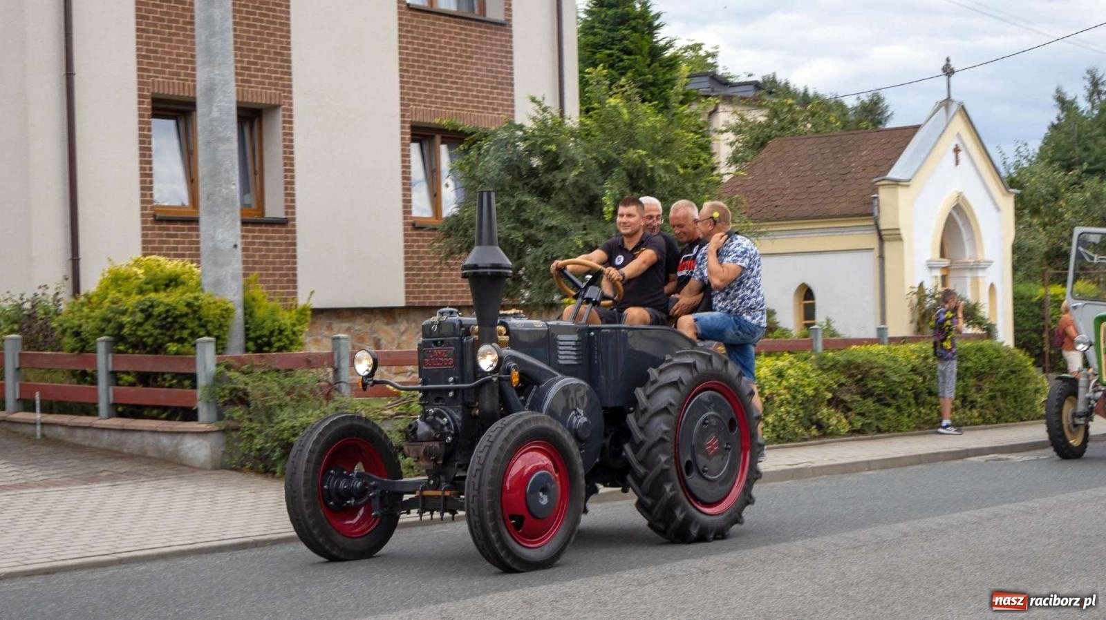 Zdjęcie w galerii na portalu naszraciborz.pl: Krowiarki Ciapek Racing 3. Parada traktorów wiadomości z regionu
