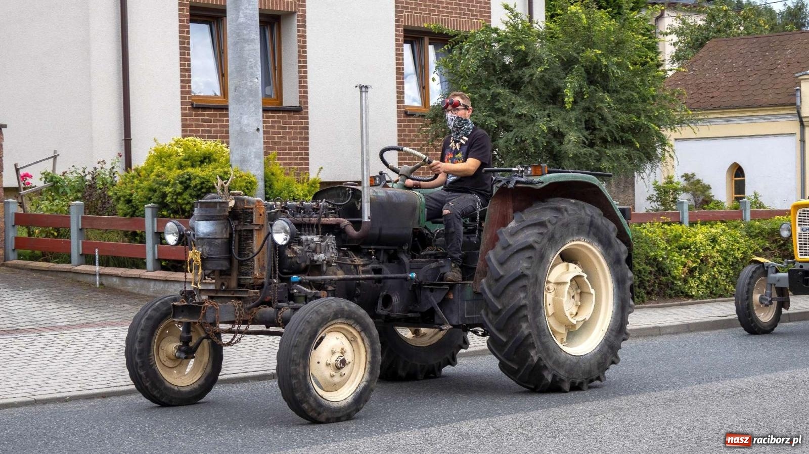 Zdjęcie w galerii na portalu naszraciborz.pl: Krowiarki Ciapek Racing 3. Parada traktorów wiadomości z regionu