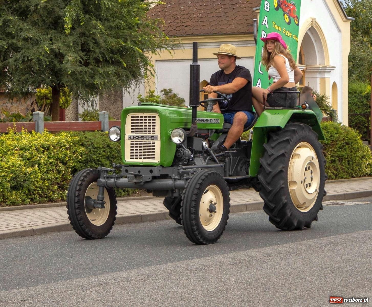 Zdjęcie w galerii na portalu naszraciborz.pl: Krowiarki Ciapek Racing 3. Parada traktorów wiadomości z regionu