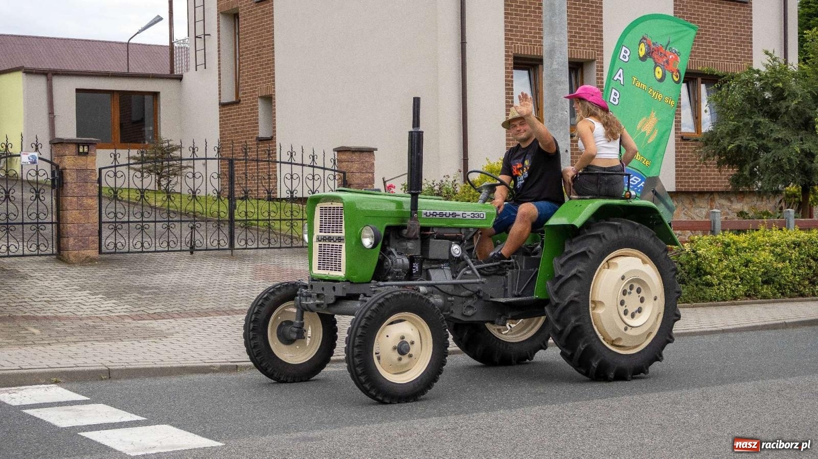 Zdjęcie w galerii na portalu naszraciborz.pl: Krowiarki Ciapek Racing 3. Parada traktorów wiadomości z regionu