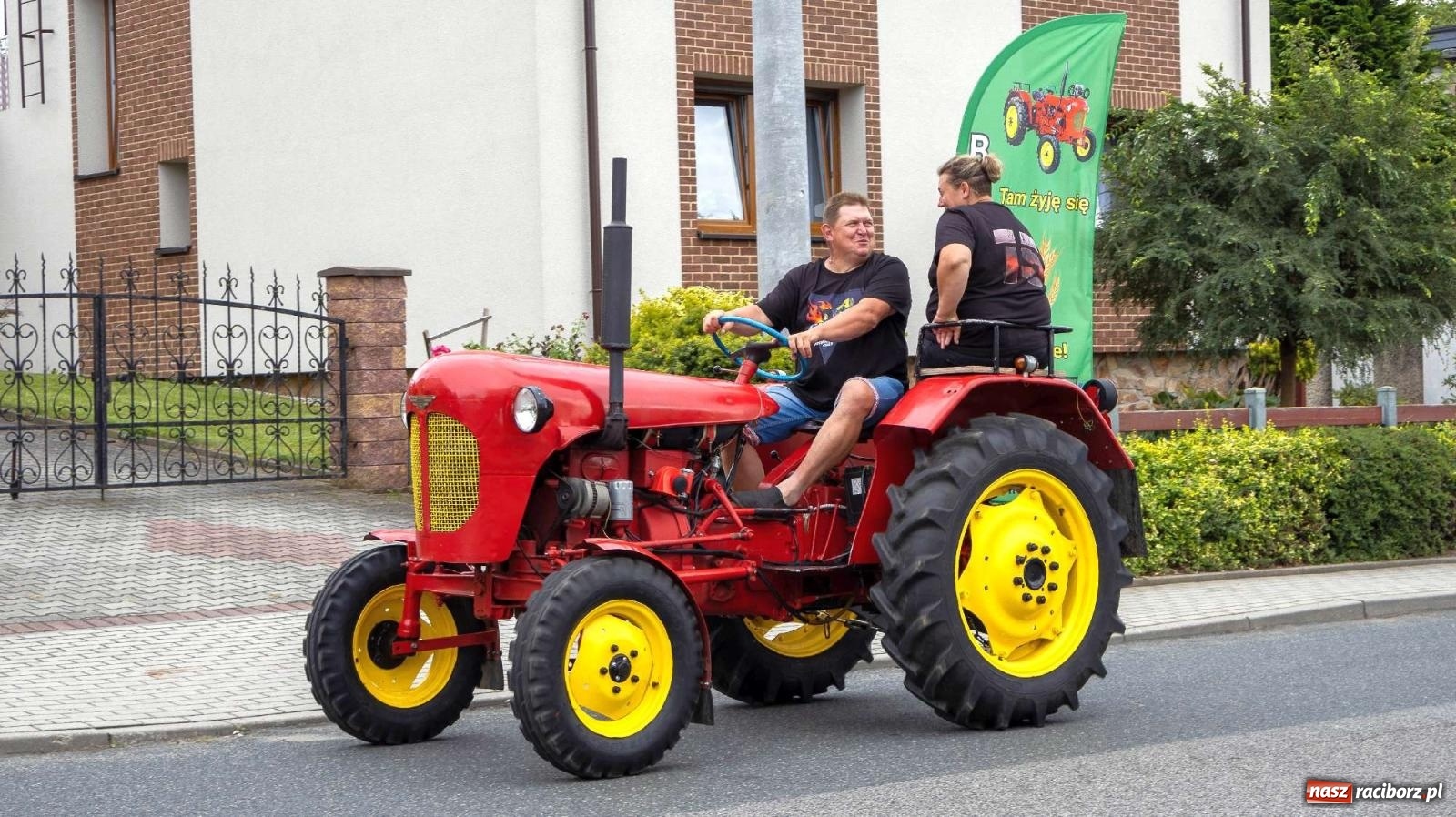 Zdjęcie w galerii na portalu naszraciborz.pl: Krowiarki Ciapek Racing 3. Parada traktorów wiadomości z regionu