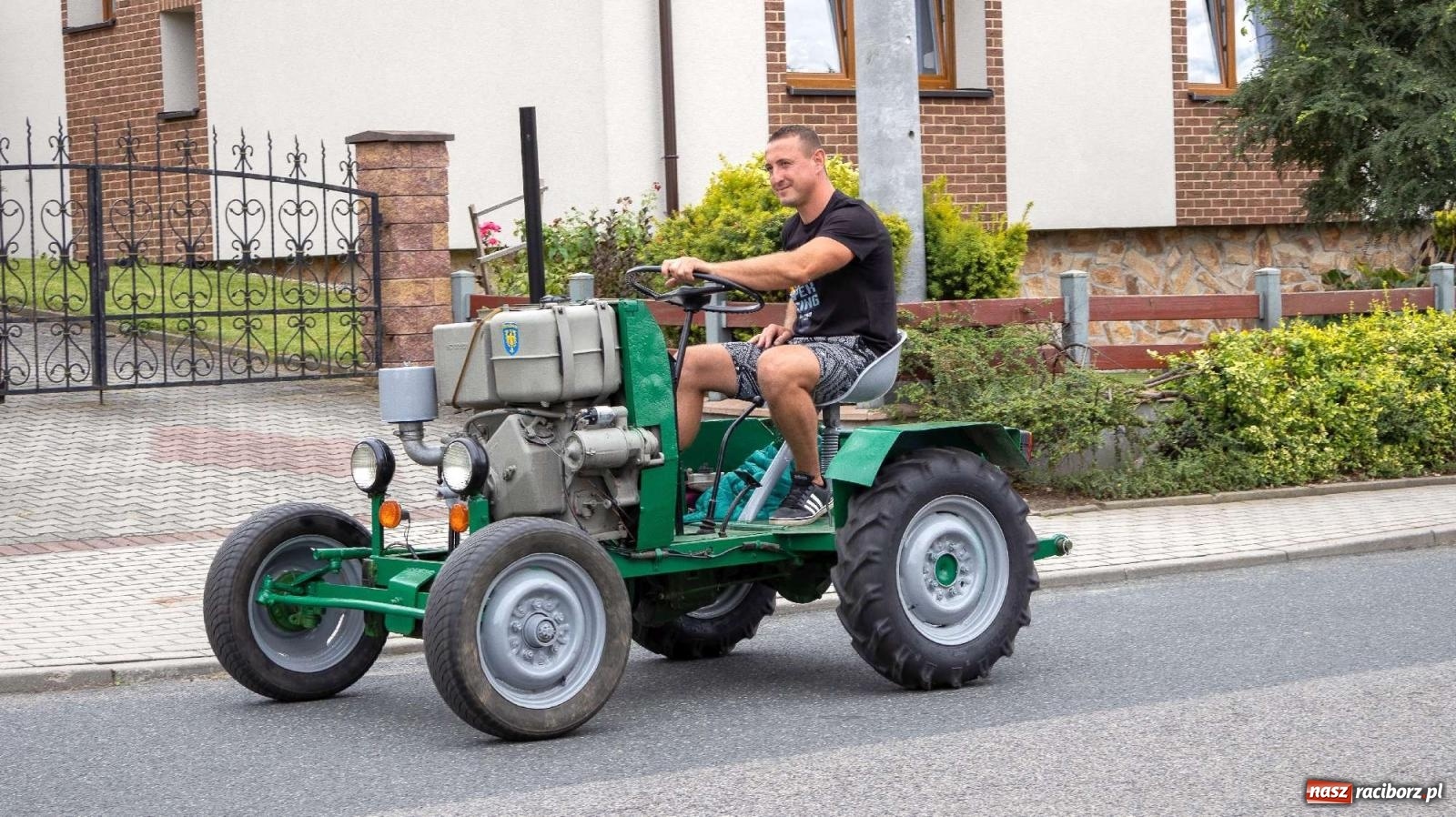 Zdjęcie w galerii na portalu naszraciborz.pl: Krowiarki Ciapek Racing 3. Parada traktorów wiadomości z regionu