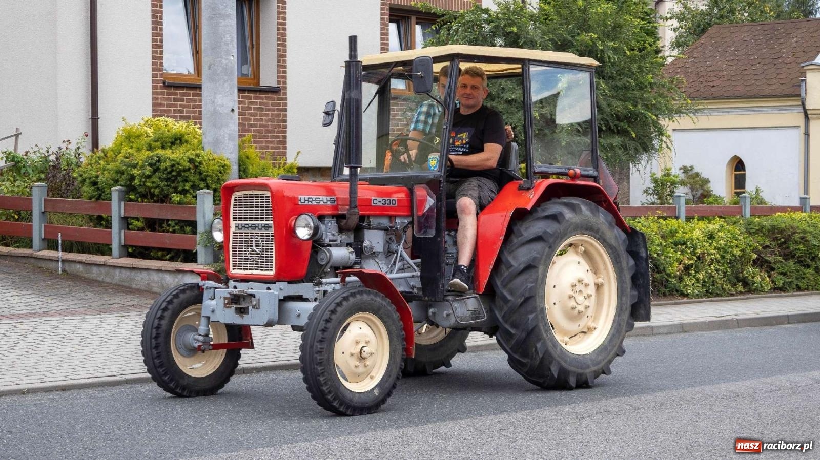 Zdjęcie w galerii na portalu naszraciborz.pl: Krowiarki Ciapek Racing 3. Parada traktorów wiadomości z regionu