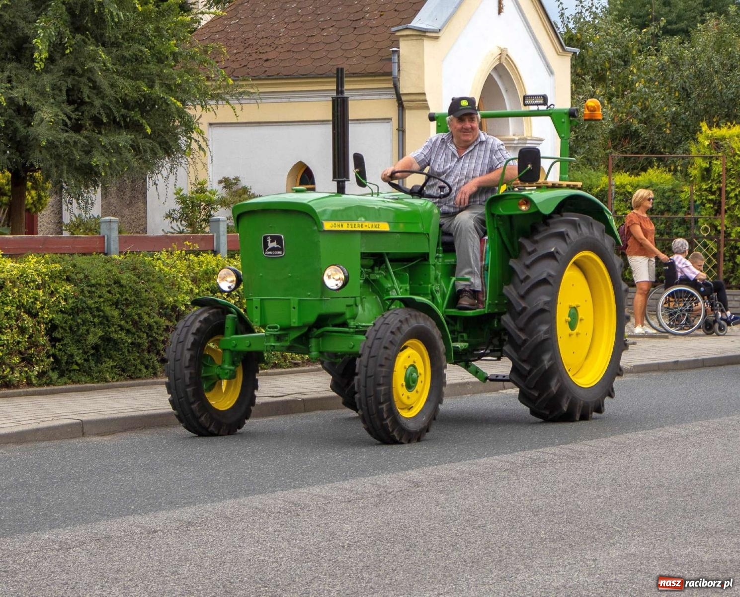 Zdjęcie w galerii na portalu naszraciborz.pl: Krowiarki Ciapek Racing 3. Parada traktorów wiadomości z regionu