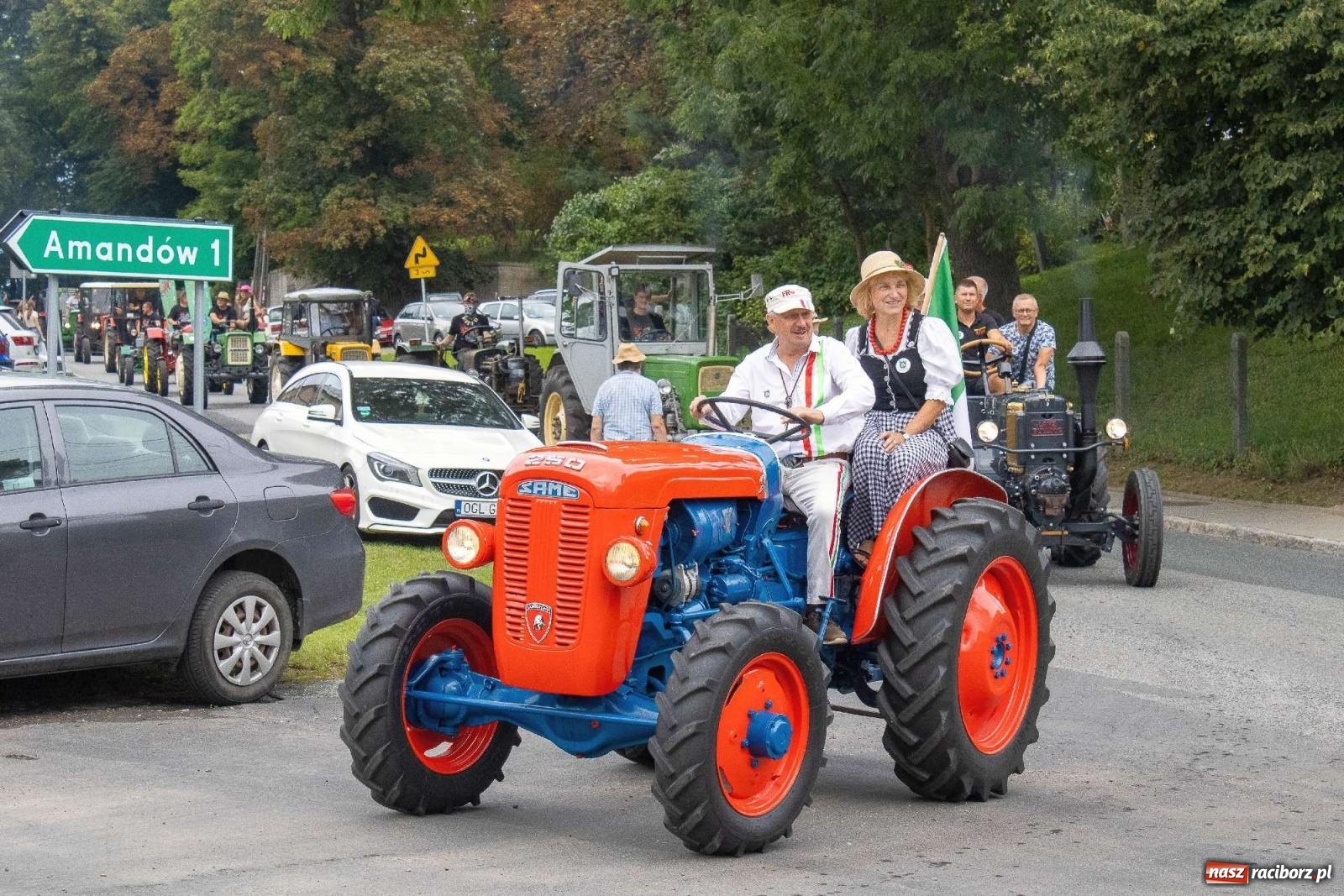 Zdjęcie w galerii na portalu naszraciborz.pl: Krowiarki Ciapek Racing 3. Parada traktorów wiadomości z regionu