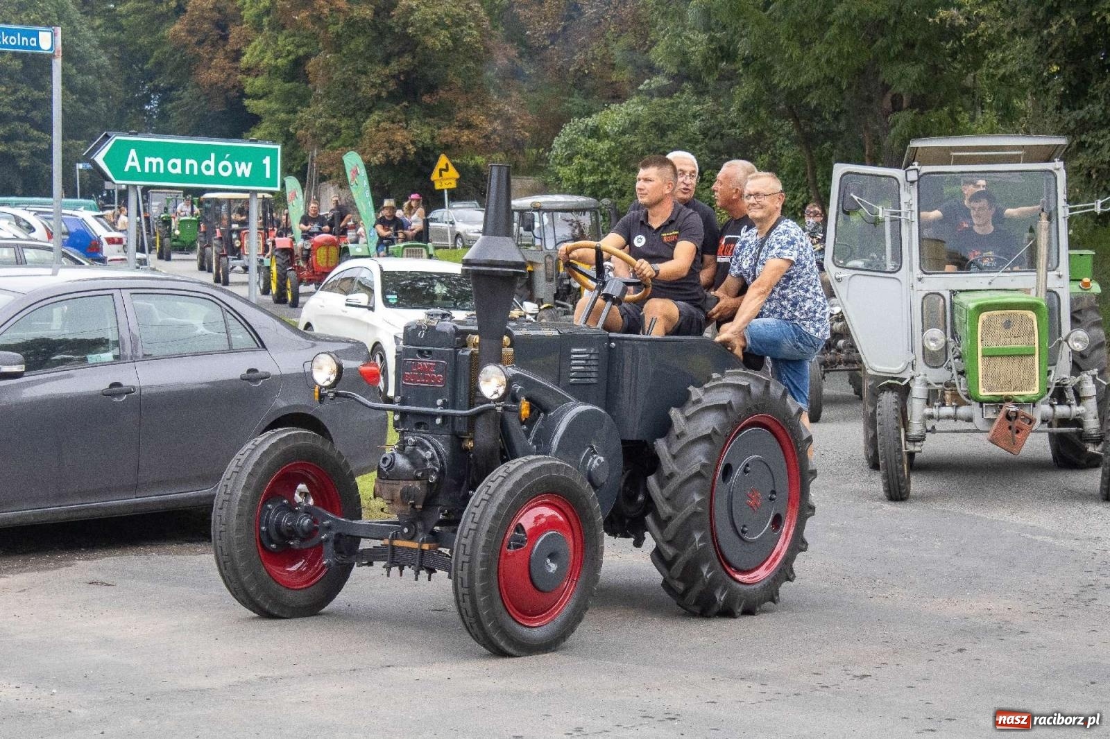 Zdjęcie w galerii na portalu naszraciborz.pl: Krowiarki Ciapek Racing 3. Parada traktorów wiadomości z regionu