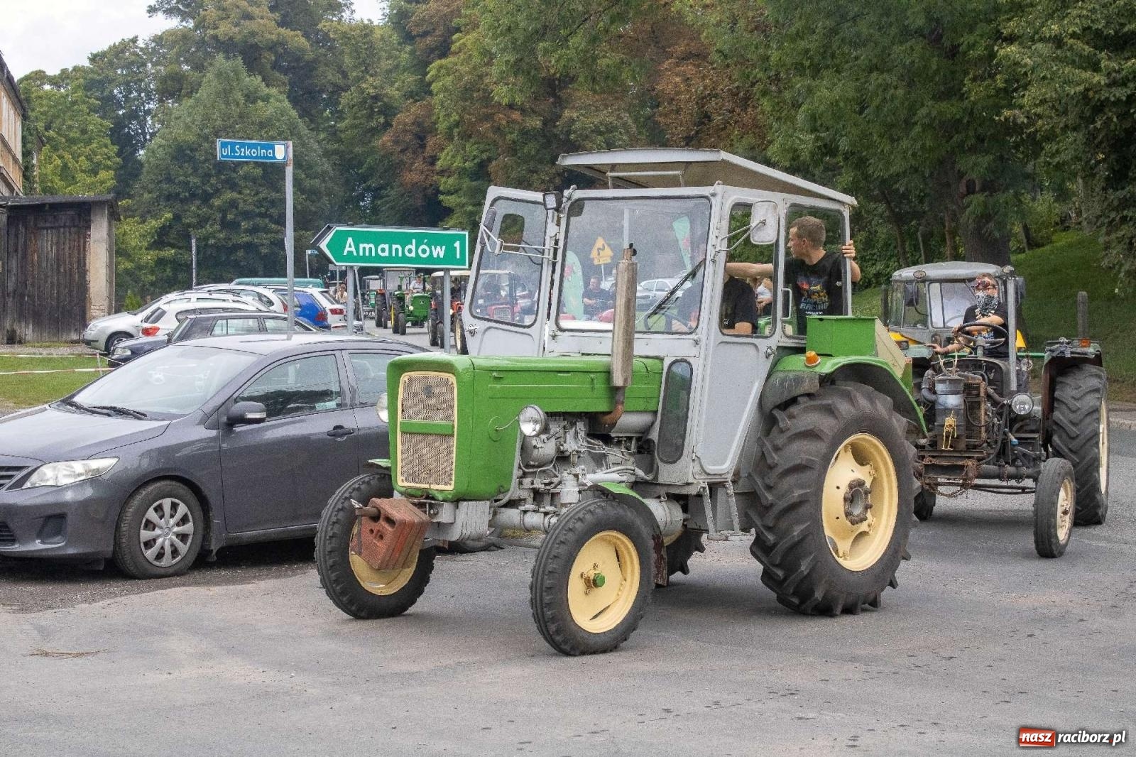 Zdjęcie w galerii na portalu naszraciborz.pl: Krowiarki Ciapek Racing 3. Parada traktorów wiadomości z regionu