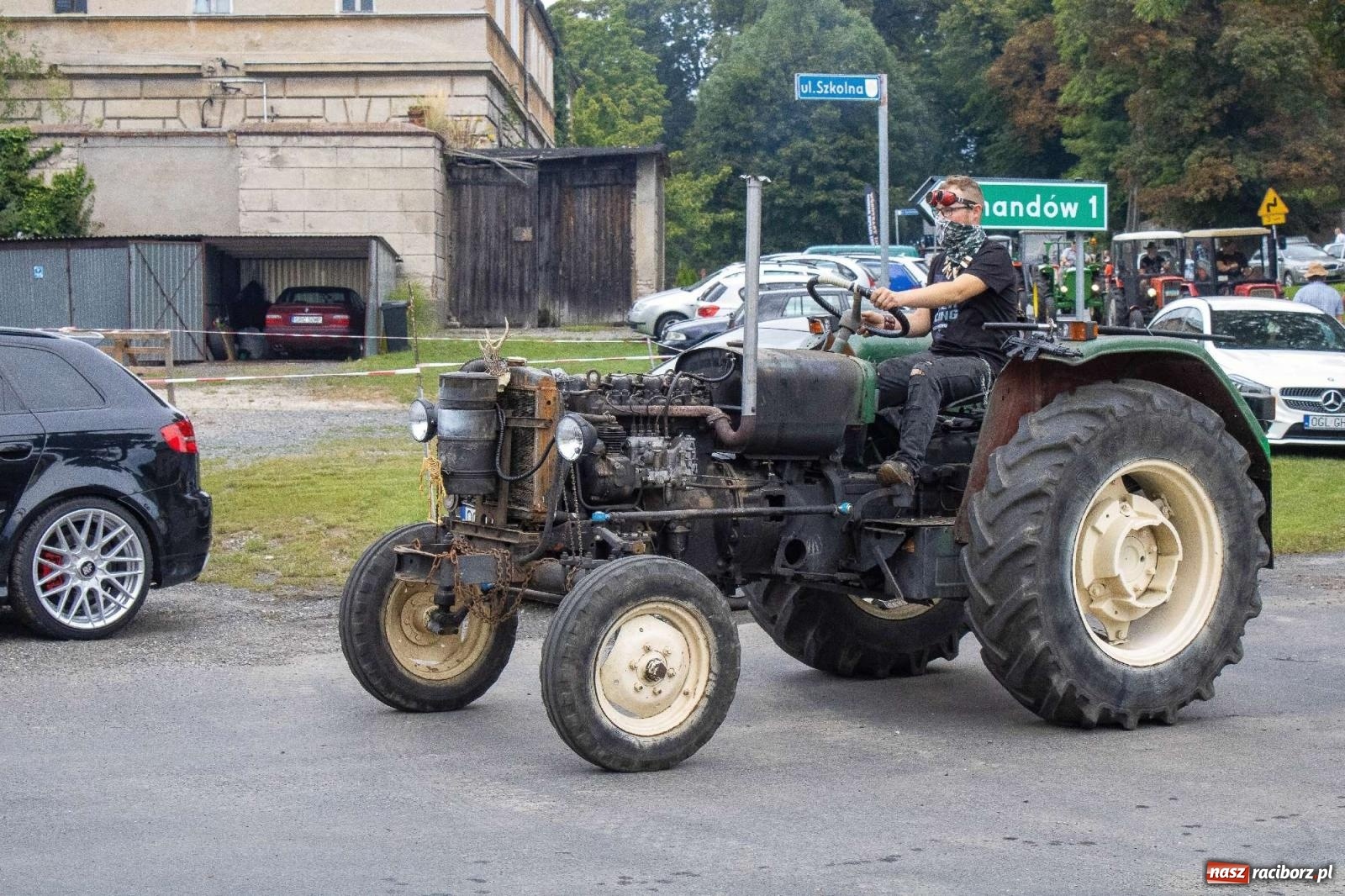 Zdjęcie w galerii na portalu naszraciborz.pl: Krowiarki Ciapek Racing 3. Parada traktorów wiadomości z regionu