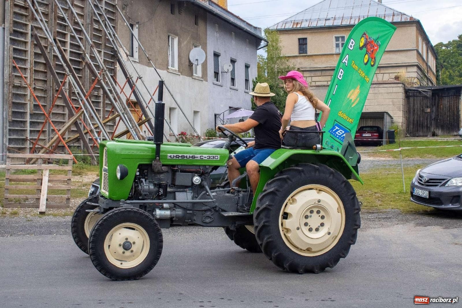 Zdjęcie w galerii na portalu naszraciborz.pl: Krowiarki Ciapek Racing 3. Parada traktorów wiadomości z regionu