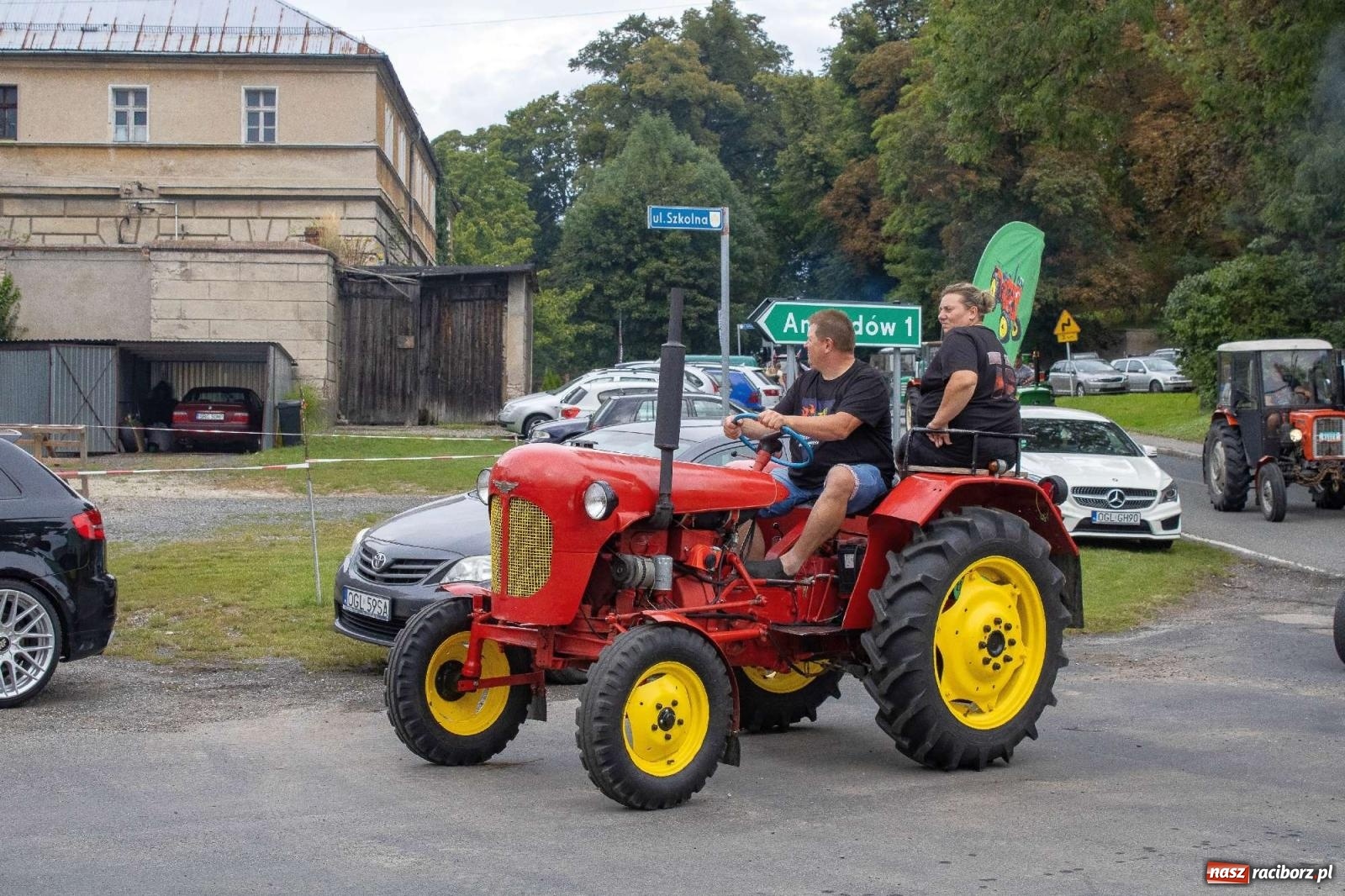 Zdjęcie w galerii na portalu naszraciborz.pl: Krowiarki Ciapek Racing 3. Parada traktorów wiadomości z regionu