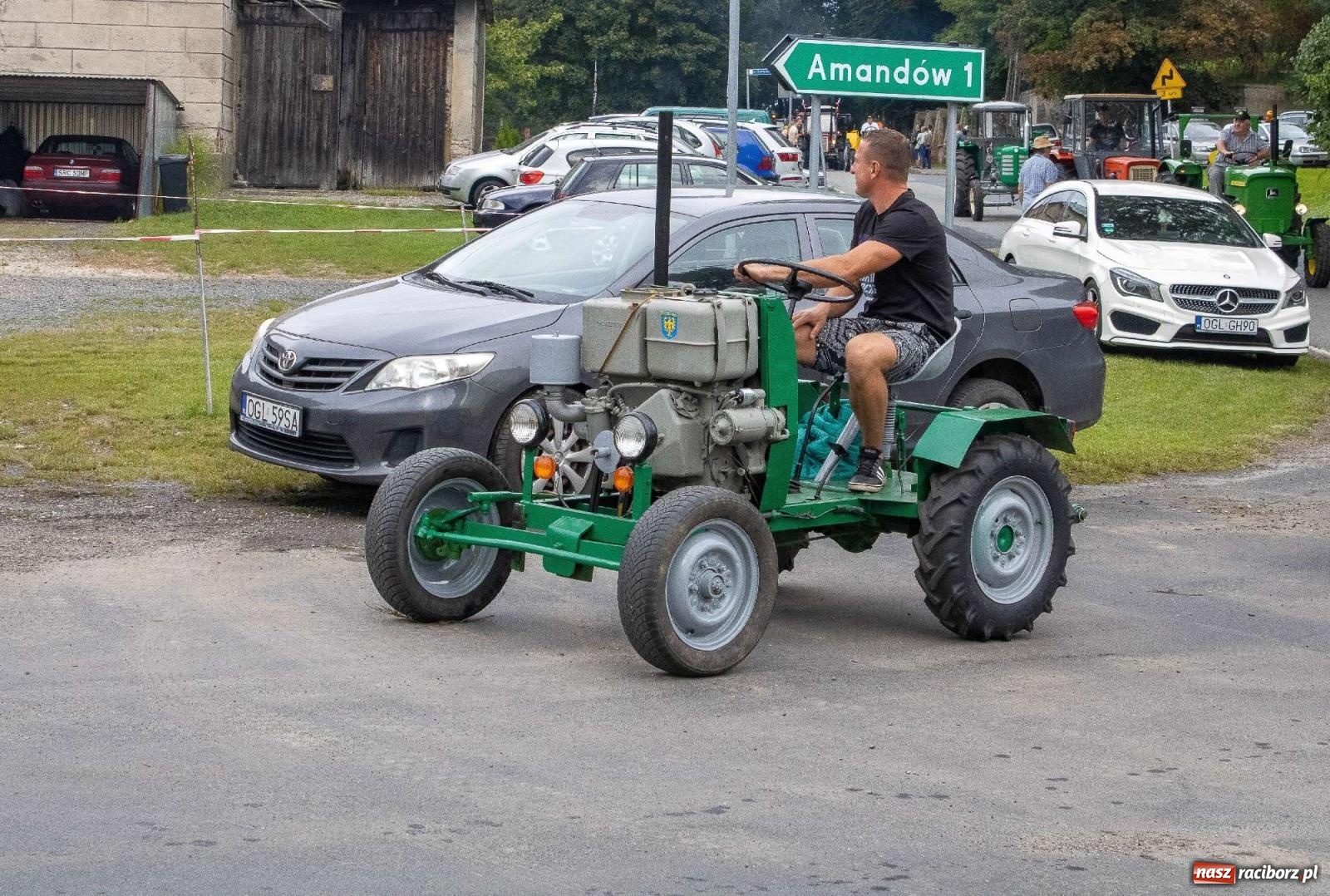 Zdjęcie w galerii na portalu naszraciborz.pl: Krowiarki Ciapek Racing 3. Parada traktorów wiadomości z regionu