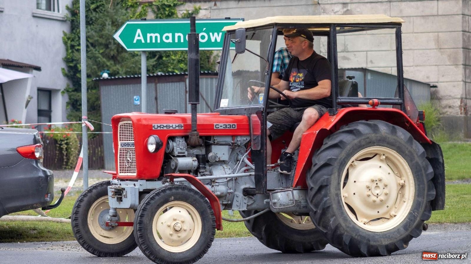 Zdjęcie w galerii na portalu naszraciborz.pl: Krowiarki Ciapek Racing 3. Parada traktorów wiadomości z regionu