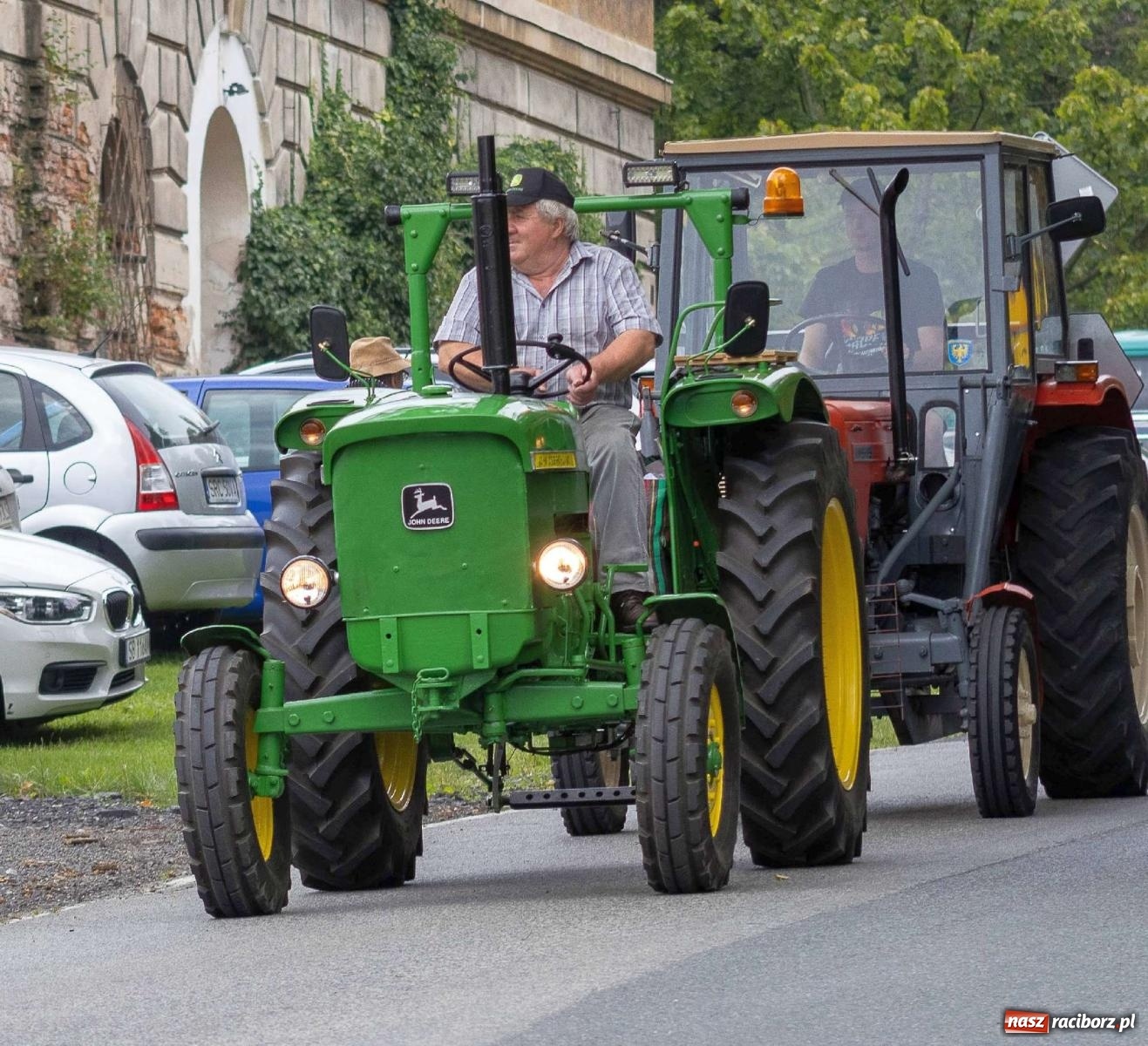 Zdjęcie w galerii na portalu naszraciborz.pl: Krowiarki Ciapek Racing 3. Parada traktorów wiadomości z regionu