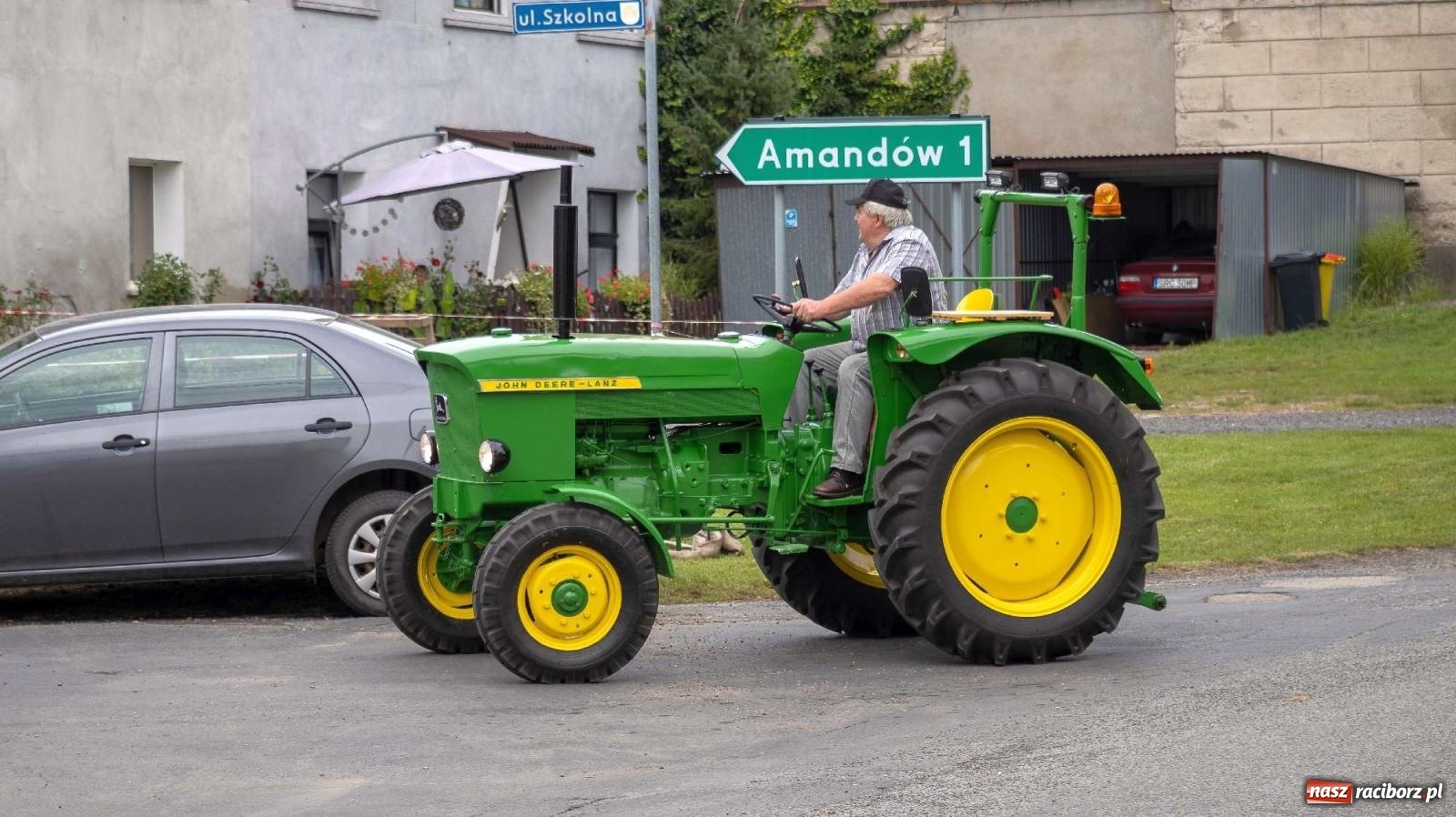 Zdjęcie w galerii na portalu naszraciborz.pl: Krowiarki Ciapek Racing 3. Parada traktorów wiadomości z regionu
