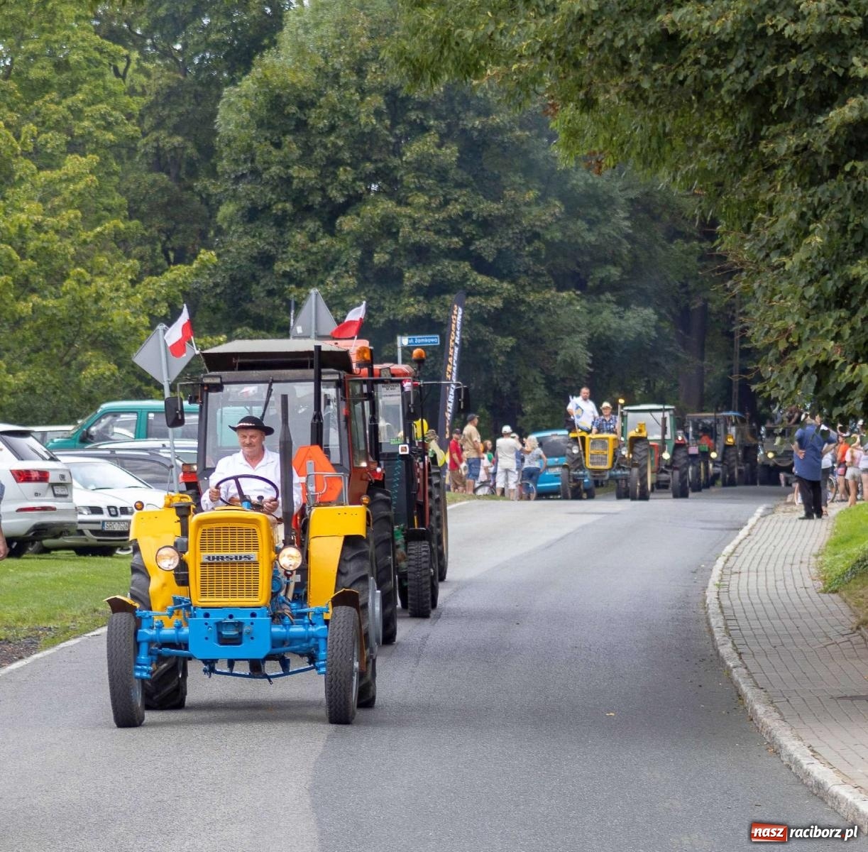 Zdjęcie w galerii na portalu naszraciborz.pl: Krowiarki Ciapek Racing 3. Parada traktorów wiadomości z regionu