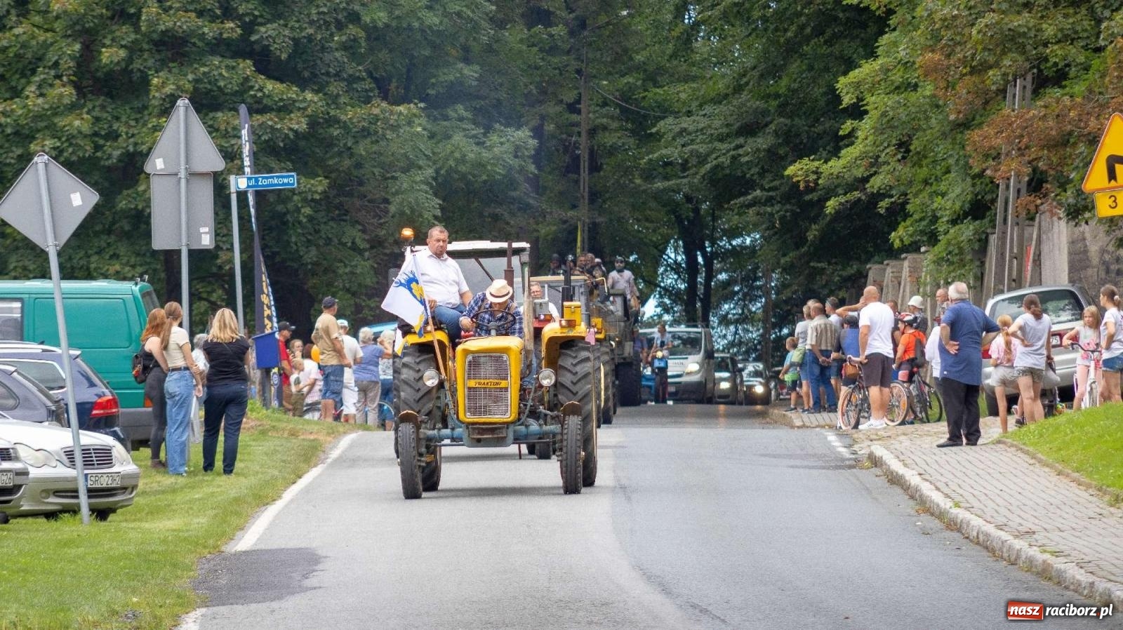 Zdjęcie w galerii na portalu naszraciborz.pl: Krowiarki Ciapek Racing 3. Parada traktorów wiadomości z regionu